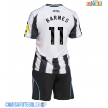 Camisa de time de futebol Newcastle United Harvey Barnes #11 Replicas 1º Equipamento Infantil 2025-26 Manga Curta (+ Calças curtas)